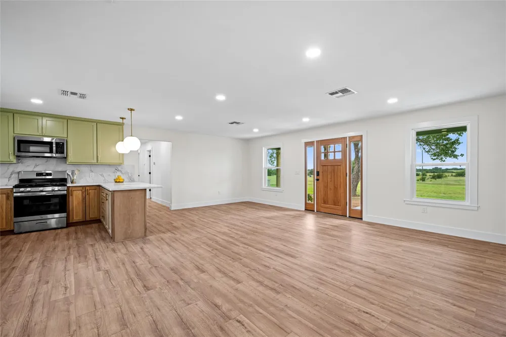1232 Swiss Alp Hills Loop Schulenburg, TX 78956