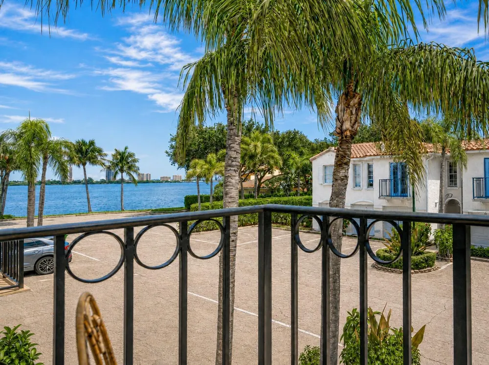 1145 Lake Shore Drive #206 Lake Park, FL 33403
