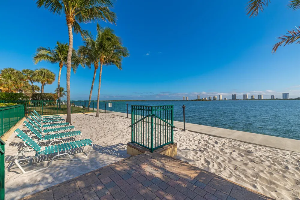 1145 Lake Shore Drive #206 Lake Park, FL 33403