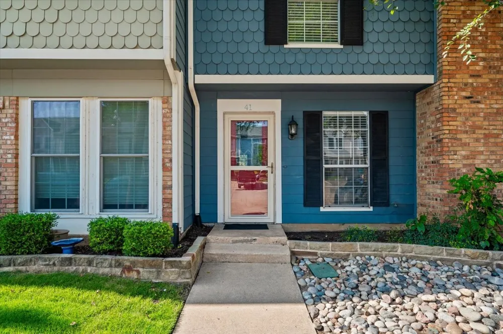 41 Abbey Road Euless, TX 76039
