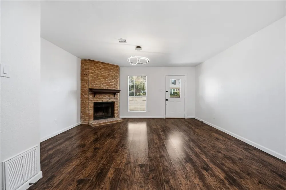 41 Abbey Road Euless, TX 76039