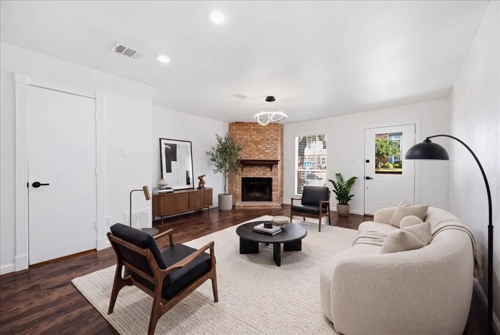 41 Abbey Road Euless, TX 76039
