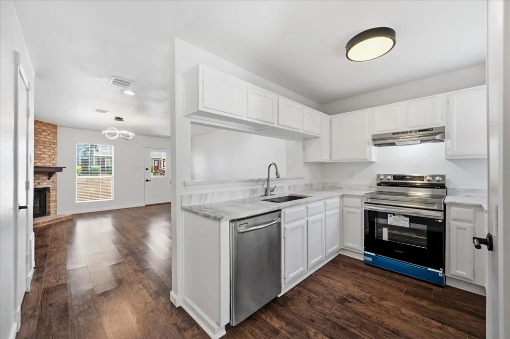 41 Abbey Road Euless, TX 76039