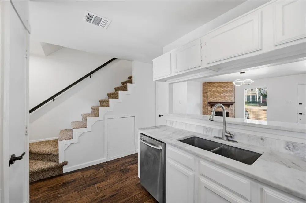 41 Abbey Road Euless, TX 76039