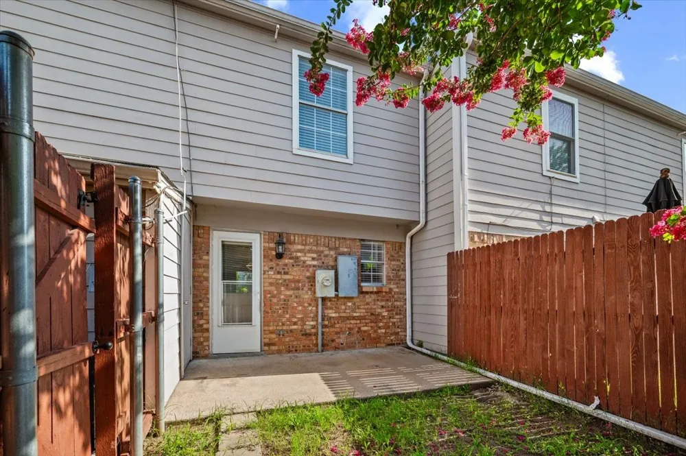 41 Abbey Road Euless, TX 76039
