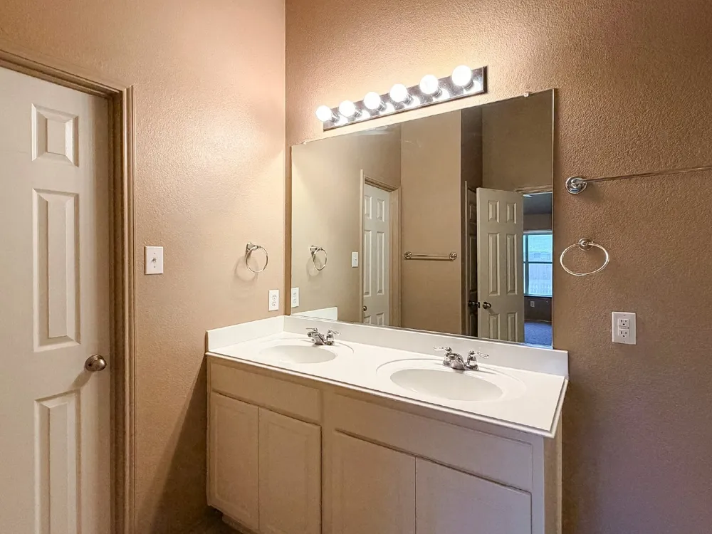 633 Canoe Way Crowley, TX 76036