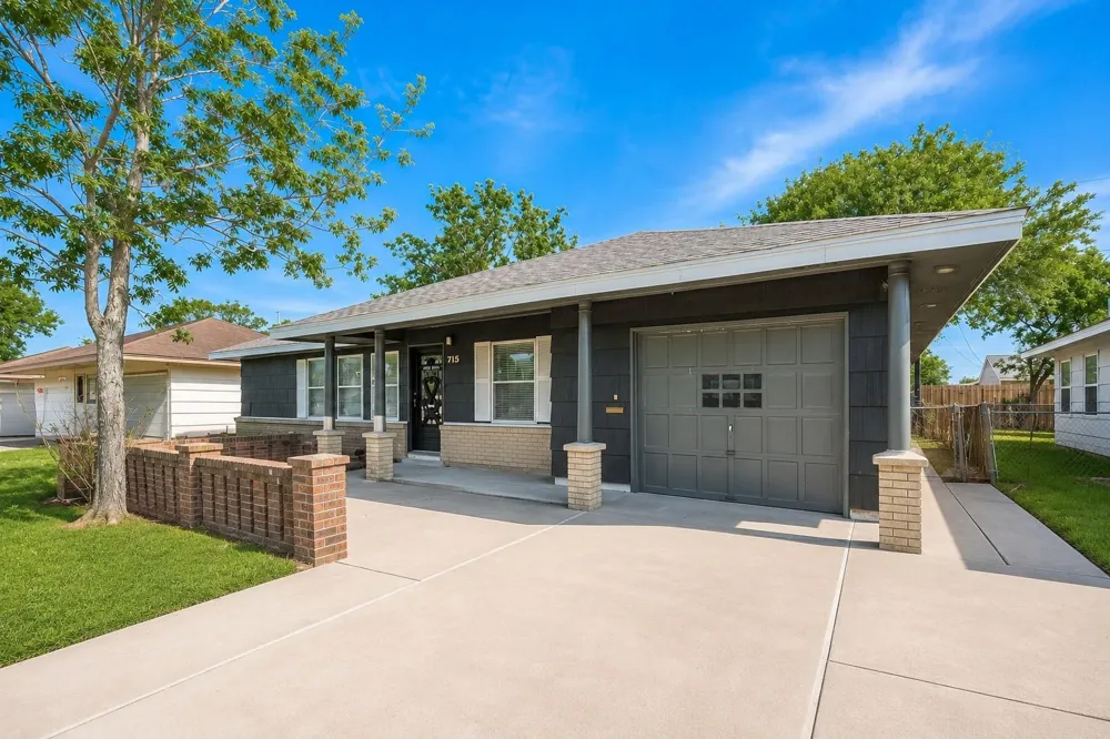 715 W 9th Street Freeport, TX 77541