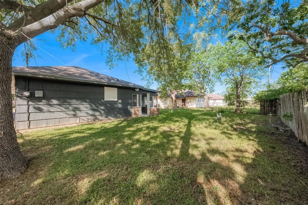 715 W 9th Street Freeport, TX 77541