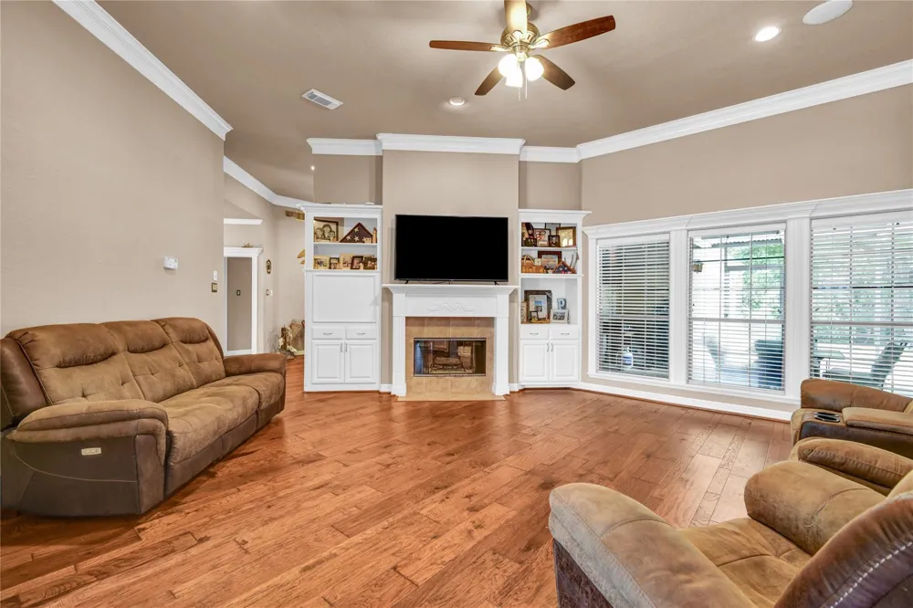208 River Oaks Drive Lake Jackson, TX 77566