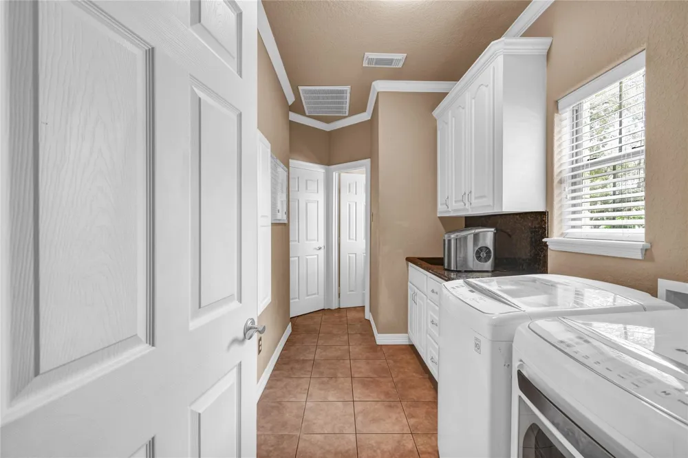 208 River Oaks Drive Lake Jackson, TX 77566