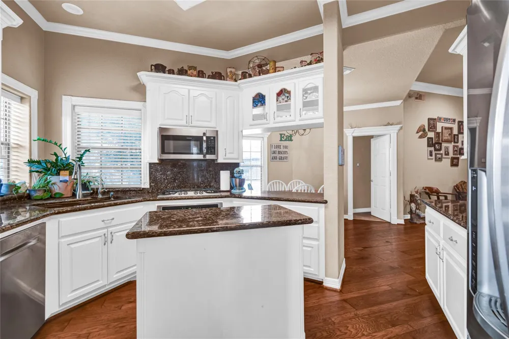 208 River Oaks Drive Lake Jackson, TX 77566