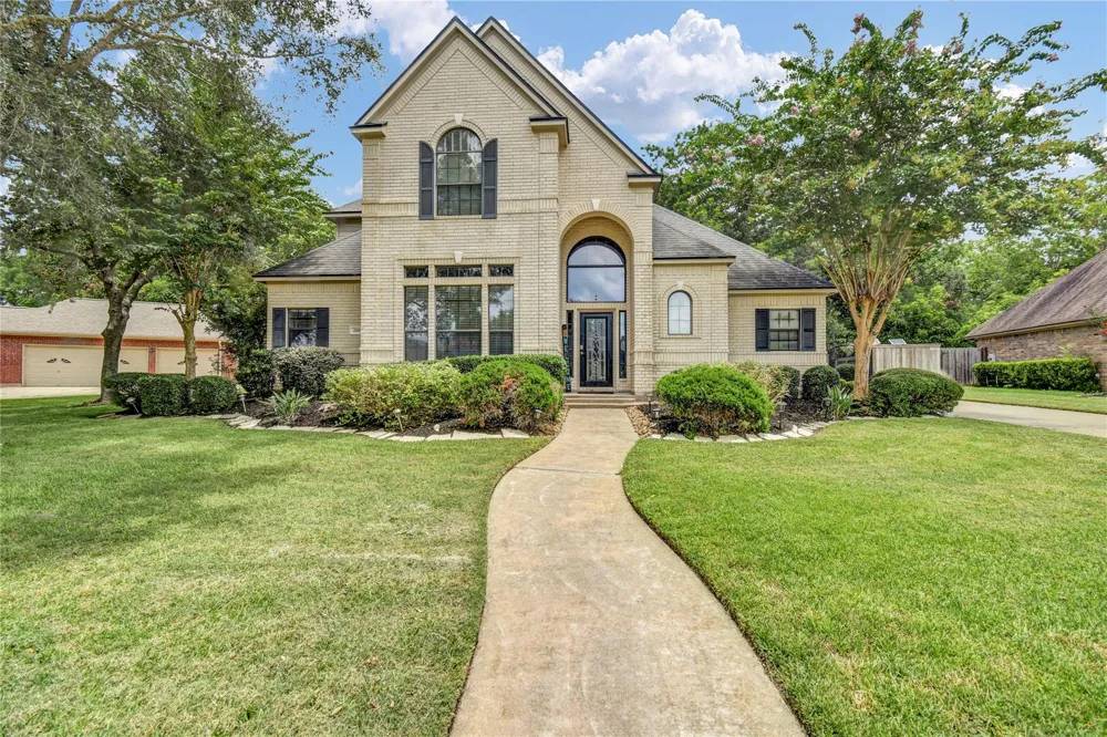 208 River Oaks Drive Lake Jackson, TX 77566