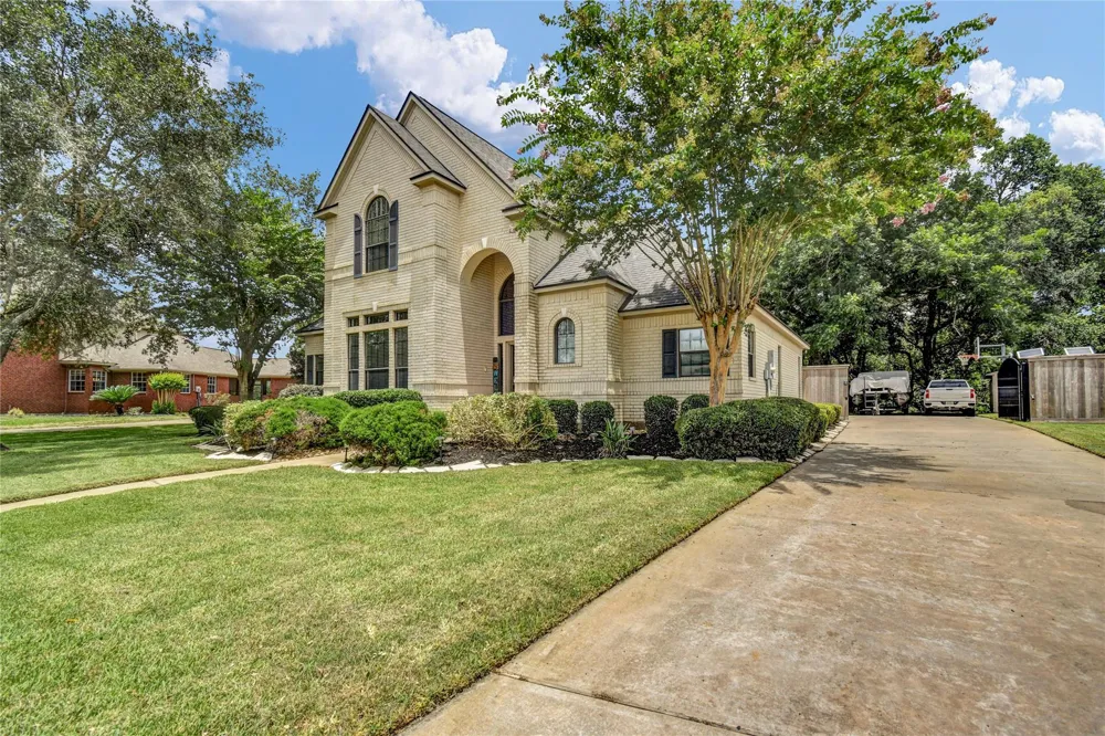 208 River Oaks Drive Lake Jackson, TX 77566