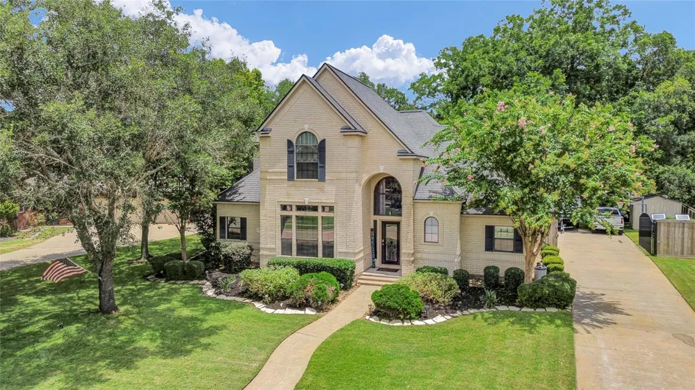 208 River Oaks Drive Lake Jackson, TX 77566