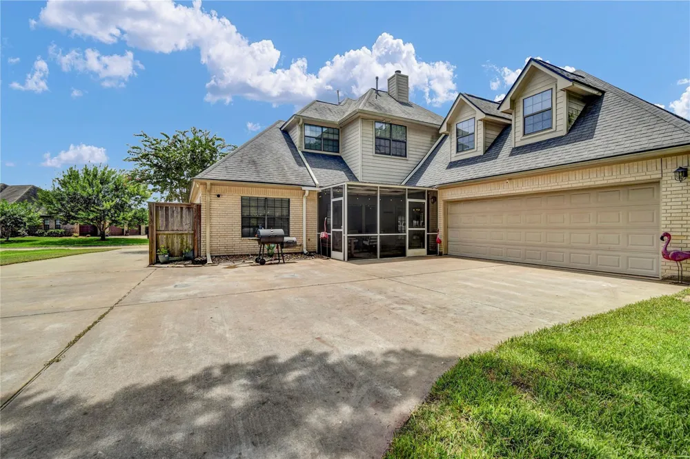 208 River Oaks Drive Lake Jackson, TX 77566