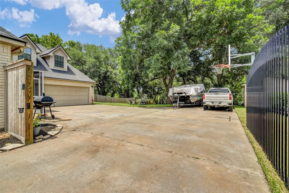 208 River Oaks Drive Lake Jackson, TX 77566