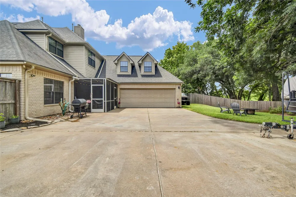 208 River Oaks Drive Lake Jackson, TX 77566