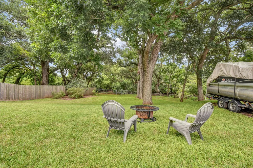 208 River Oaks Drive Lake Jackson, TX 77566