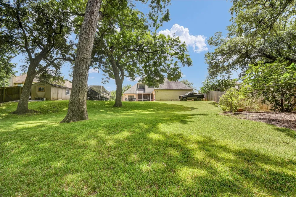 208 River Oaks Drive Lake Jackson, TX 77566