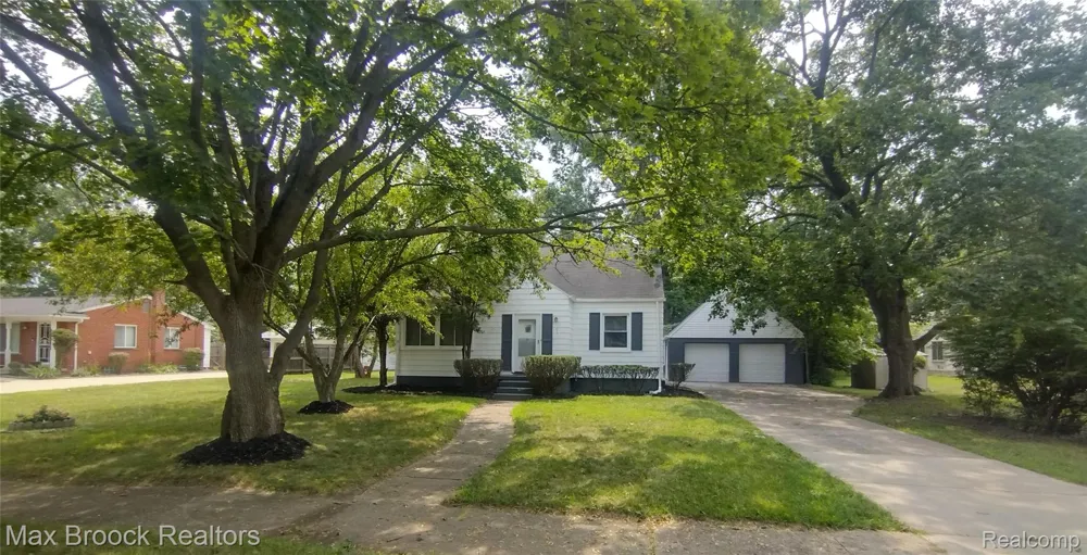 19925 Saxton Avenue Southfield City, MI 48075