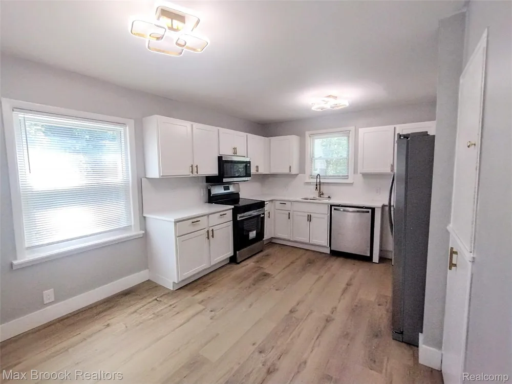 19925 Saxton Avenue Southfield City, MI 48075