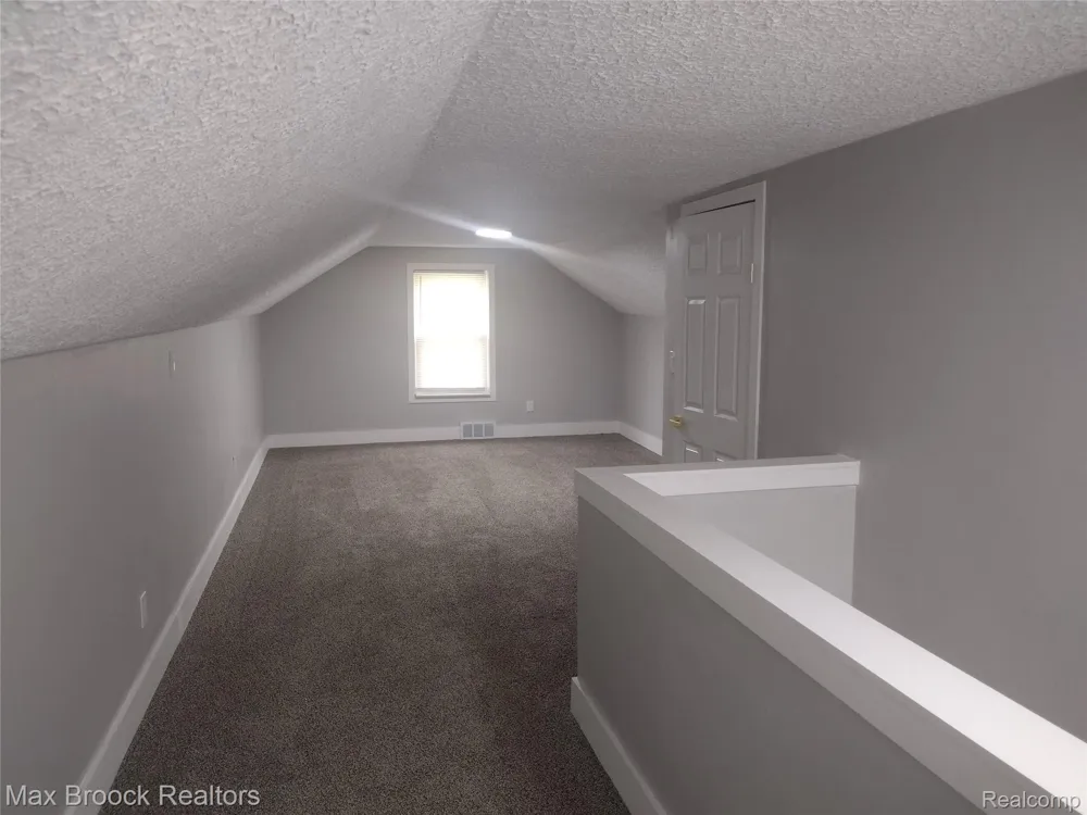 19925 Saxton Avenue Southfield City, MI 48075