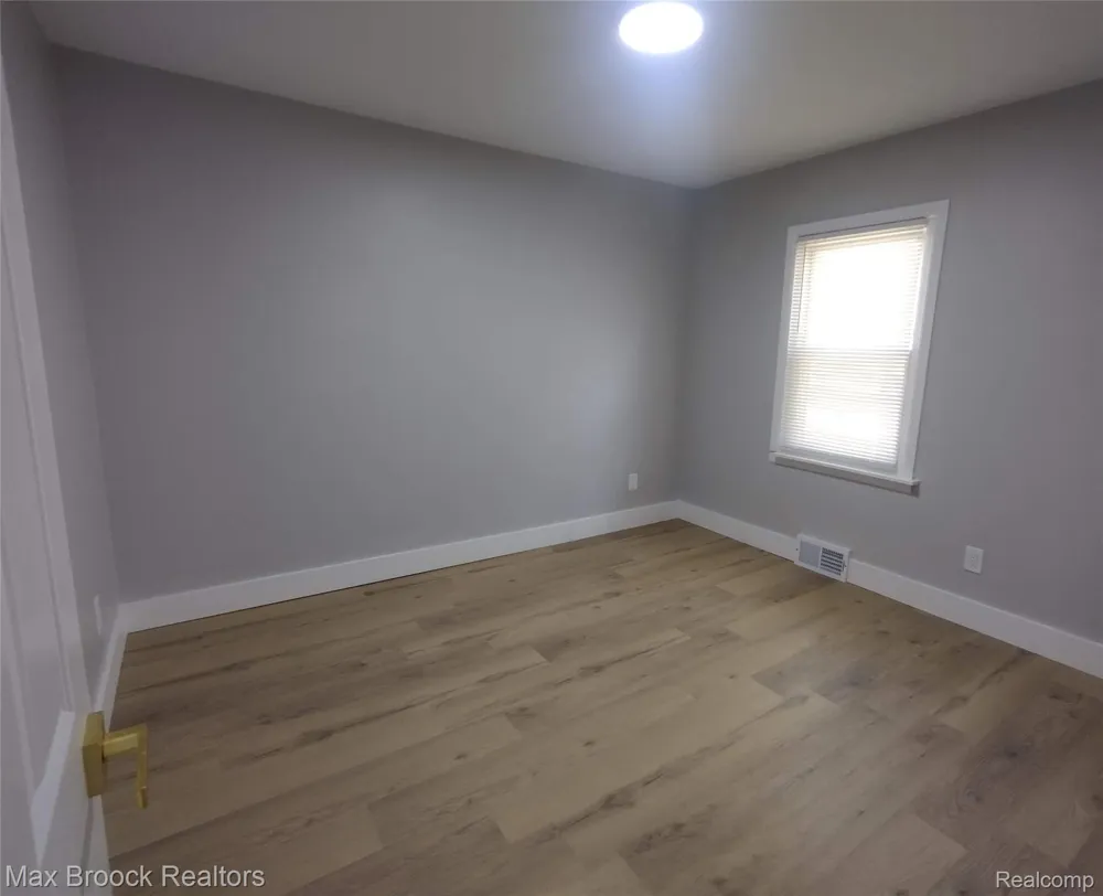 19925 Saxton Avenue Southfield City, MI 48075