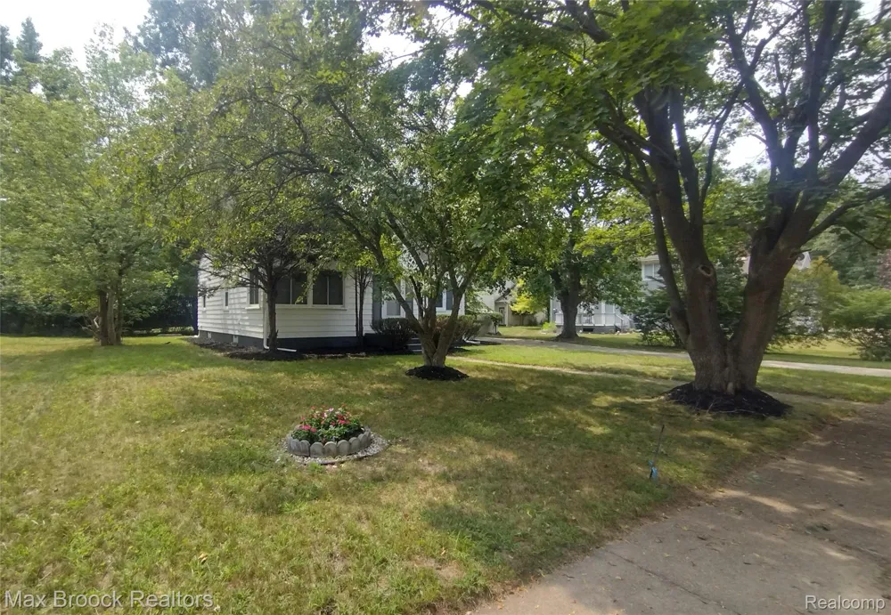 19925 Saxton Avenue Southfield City, MI 48075