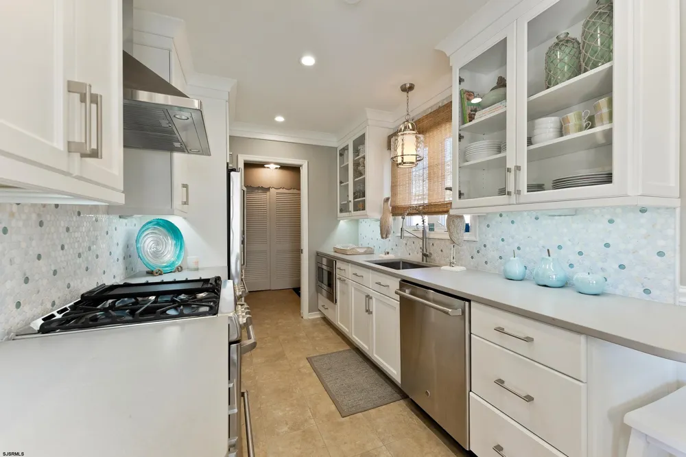 204 N Kenyon Ave Margate, NJ 08403