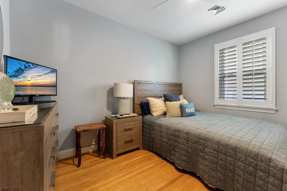 204 N Kenyon Ave Margate, NJ 08403
