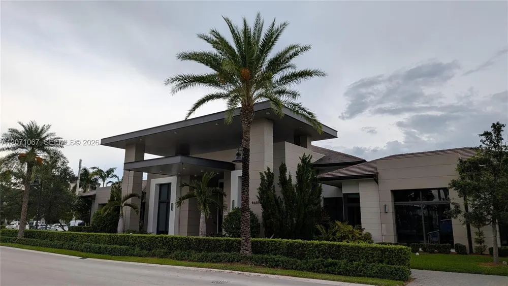 8001 NW 41st St #F-204 Doral, FL 33166