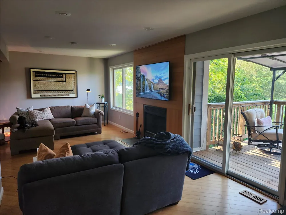 320 Charlevoix Street Commerce Charter Township, MI 48382