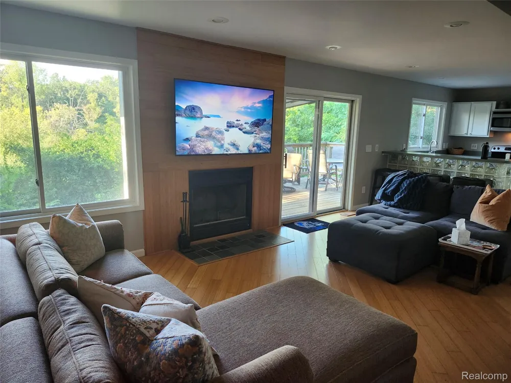 320 Charlevoix Street Commerce Charter Township, MI 48382