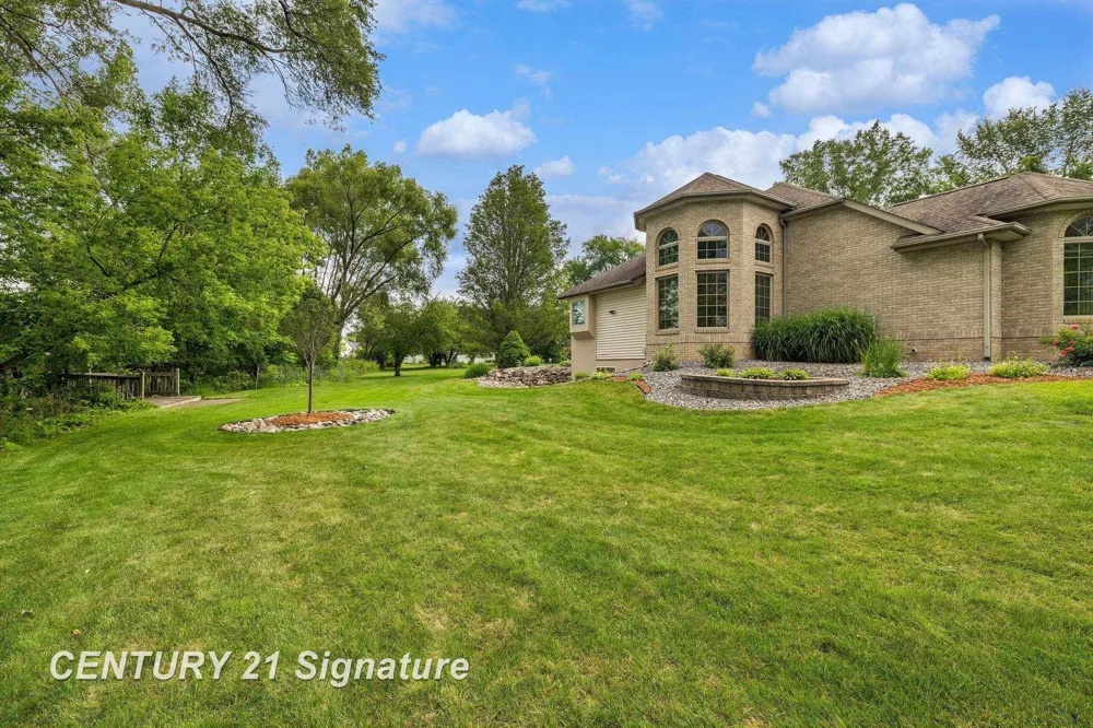 5790 Dunrovin Drive Saginaw Charter Township, MI 48638