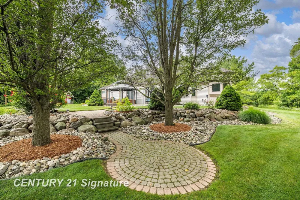 5790 Dunrovin Drive Saginaw Charter Township, MI 48638
