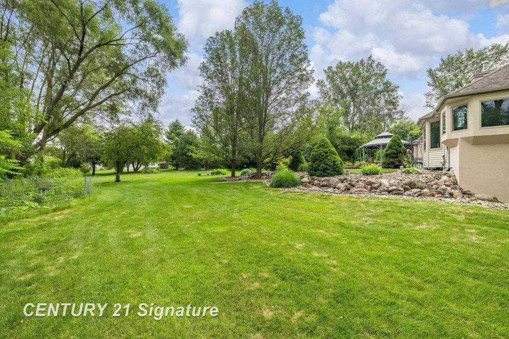 5790 Dunrovin Drive Saginaw Charter Township, MI 48638