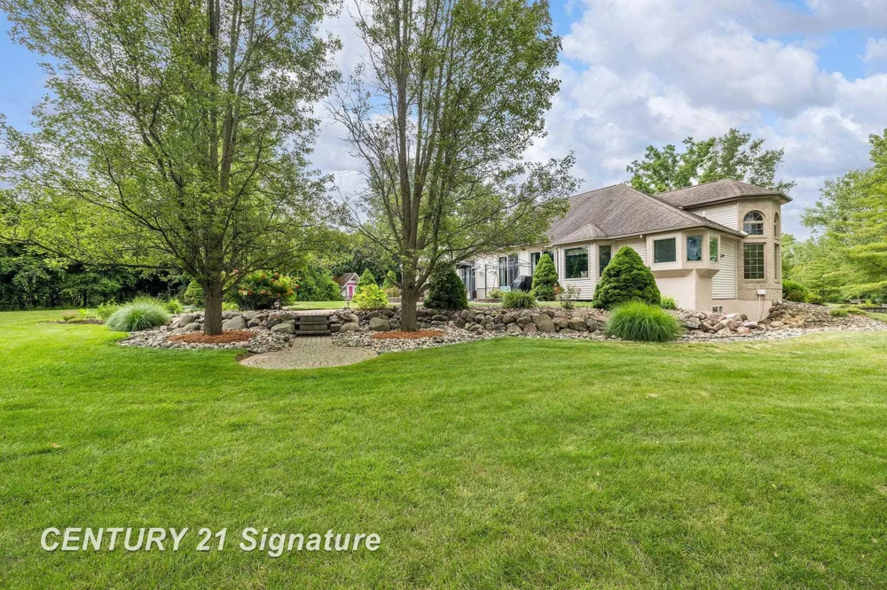 5790 Dunrovin Drive Saginaw Charter Township, MI 48638