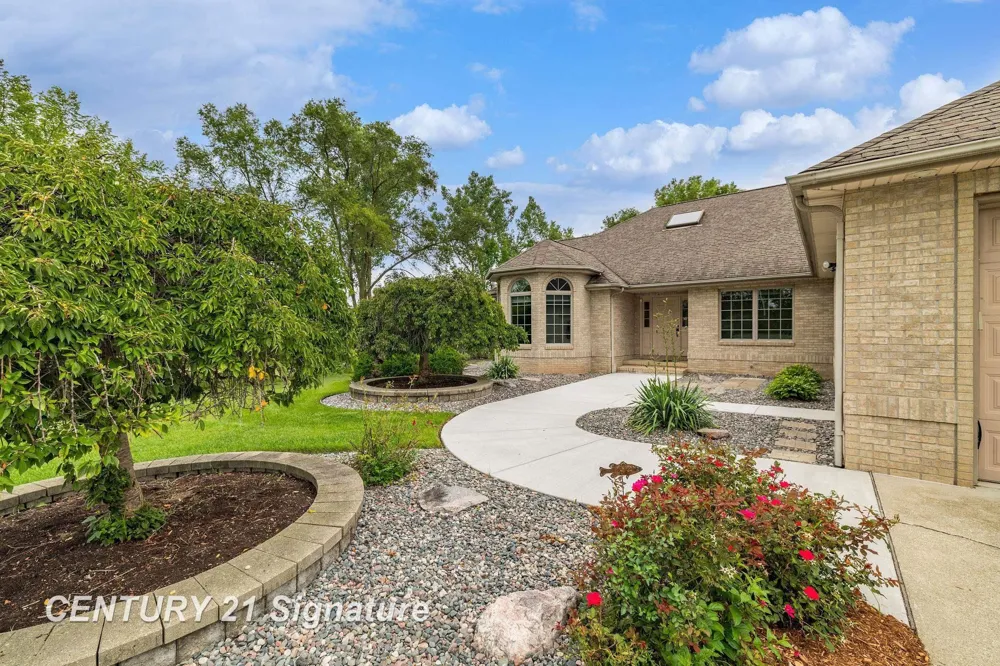5790 Dunrovin Drive Saginaw Charter Township, MI 48638