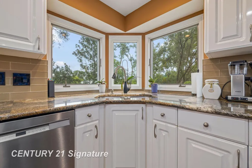 5790 Dunrovin Drive Saginaw Charter Township, MI 48638