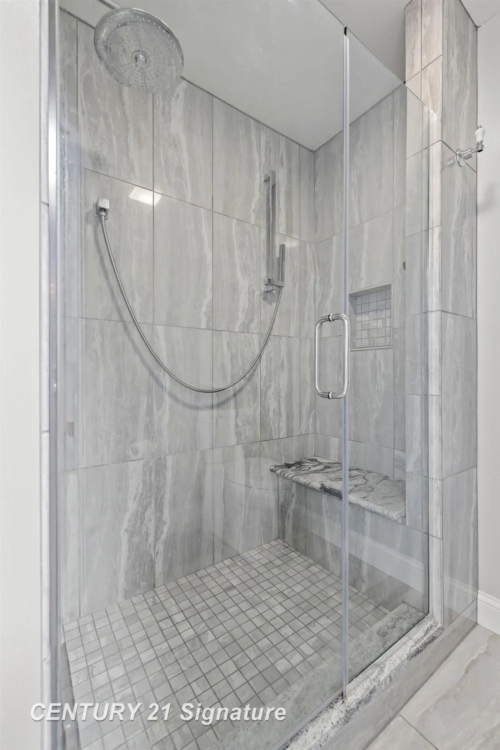 5790 Dunrovin Drive Saginaw Charter Township, MI 48638
