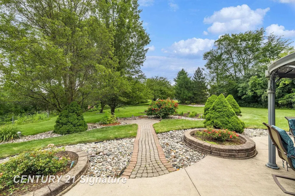 5790 Dunrovin Drive Saginaw Charter Township, MI 48638