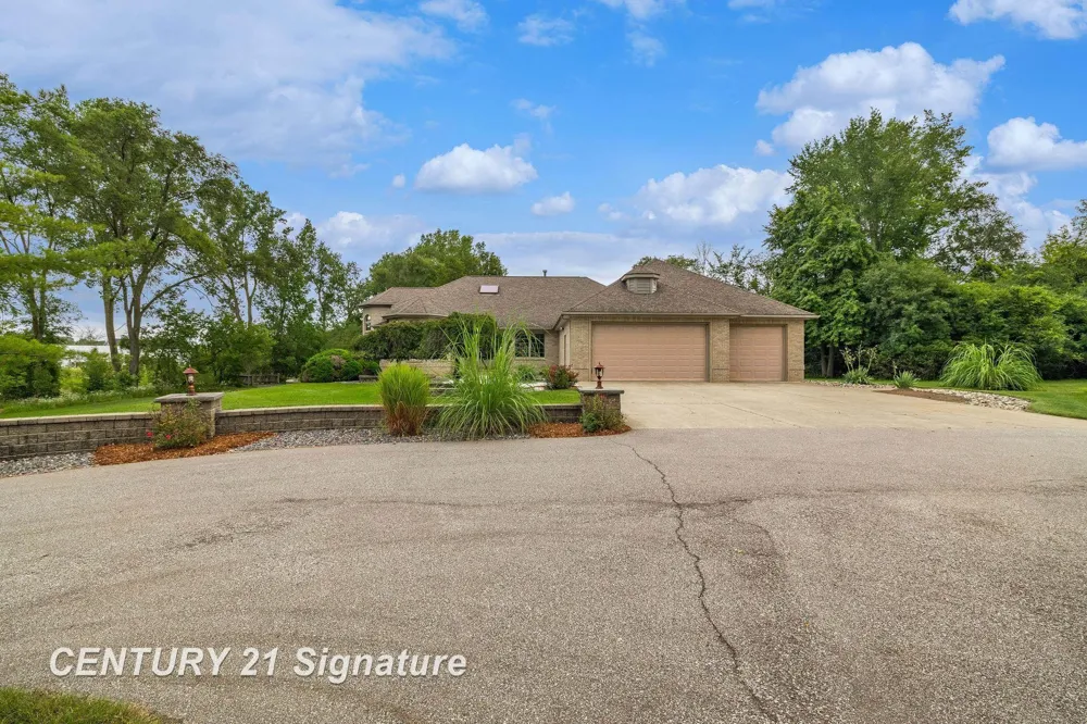 5790 Dunrovin Drive Saginaw Charter Township, MI 48638