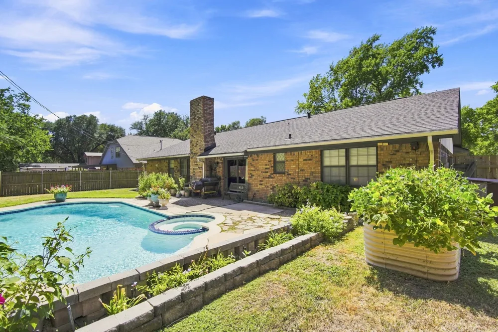 2310 Louise Lane Ennis, TX 75119
