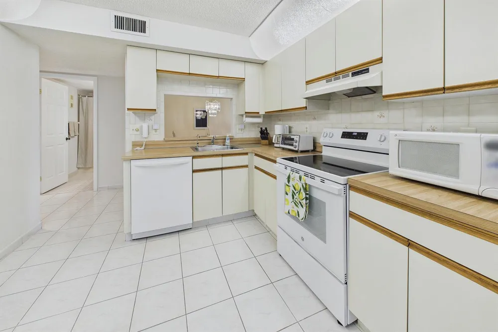 15451 PEMBRIDGE DRIVE #203 Delray Beach, FL 33484
