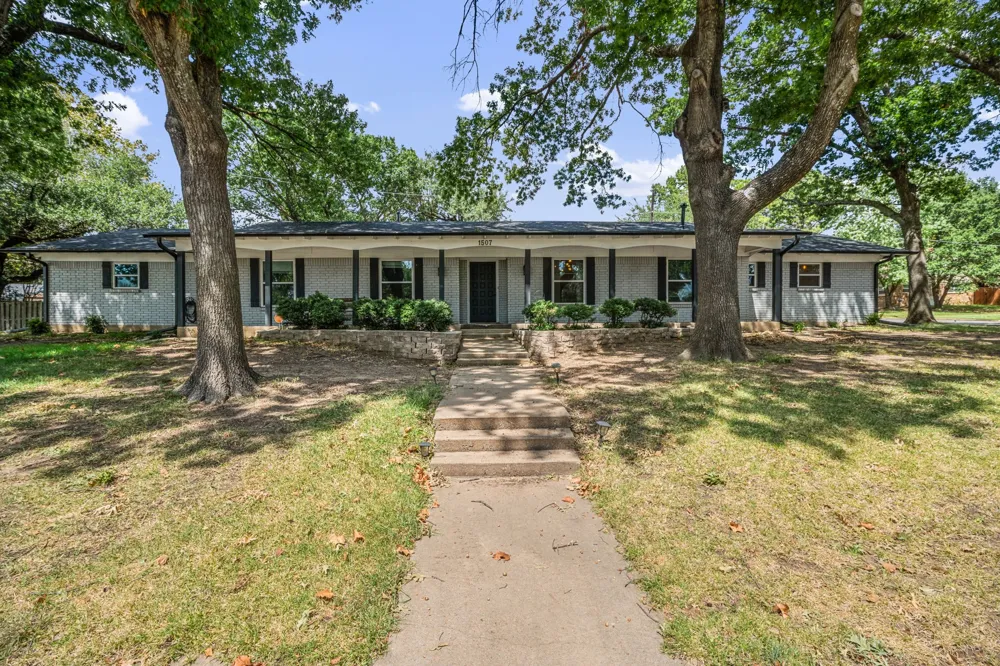1507 Greenbrier Drive Sherman, TX 75092
