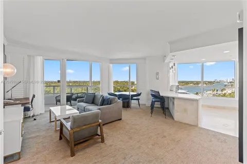4401 Collins Ave #915