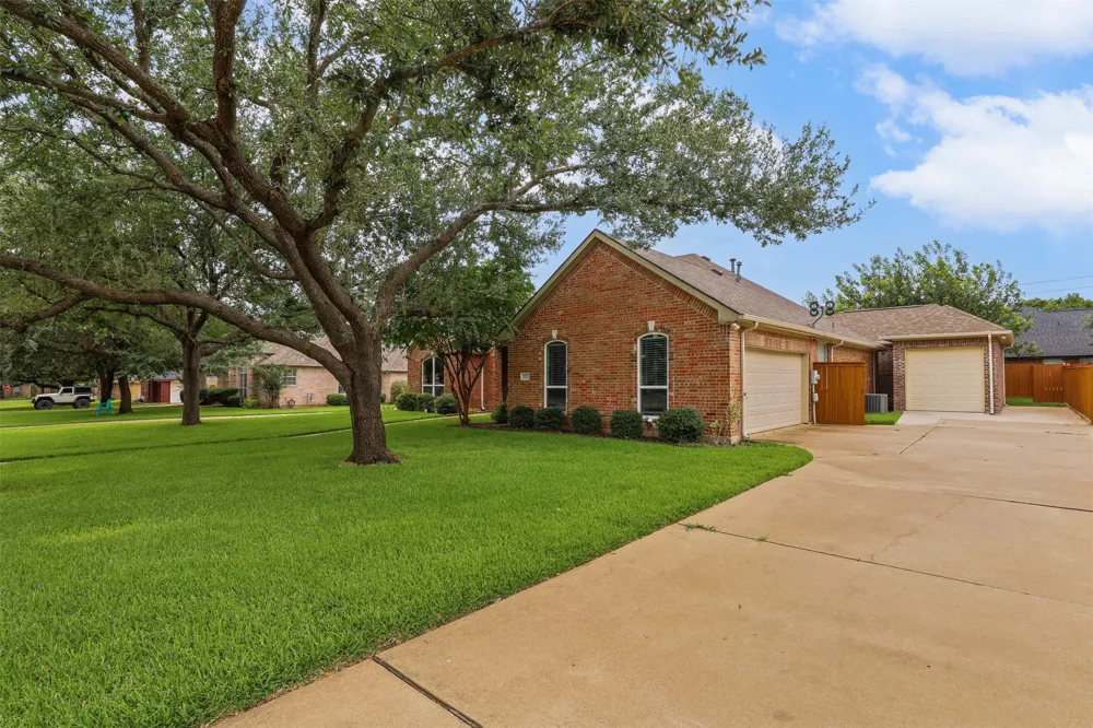 1612 Twin Oaks Drive Cleburne, TX 76033