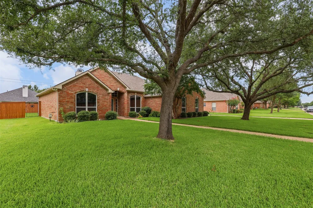1612 Twin Oaks Drive Cleburne, TX 76033