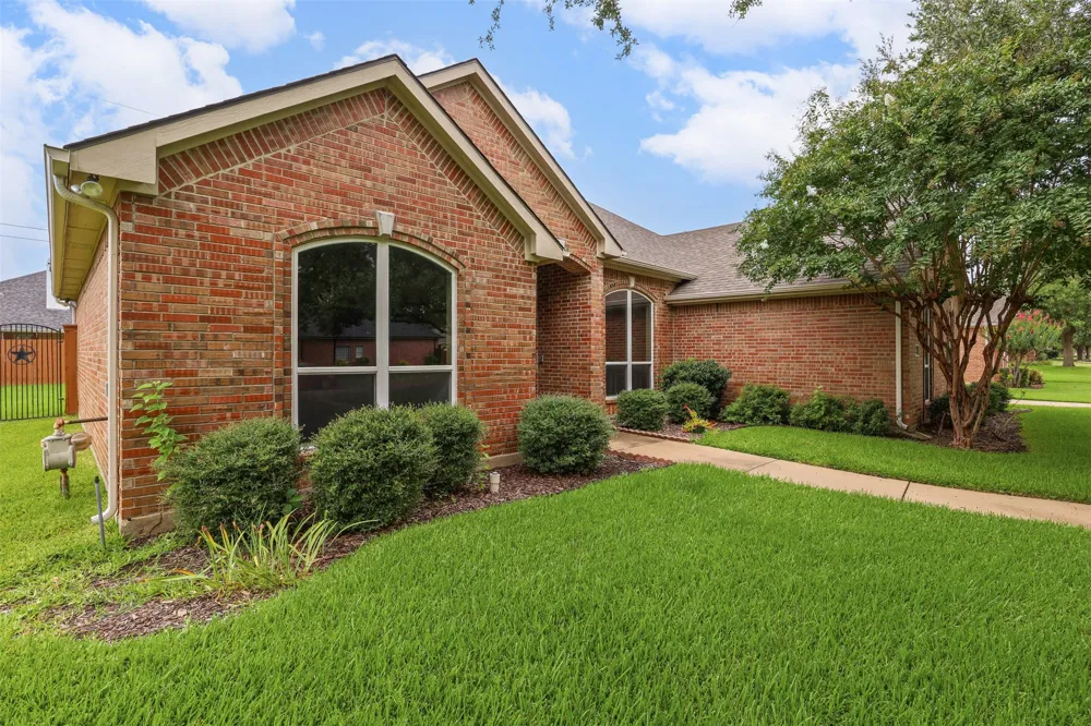 1612 Twin Oaks Drive Cleburne, TX 76033