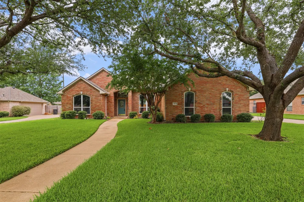 1612 Twin Oaks Drive Cleburne, TX 76033